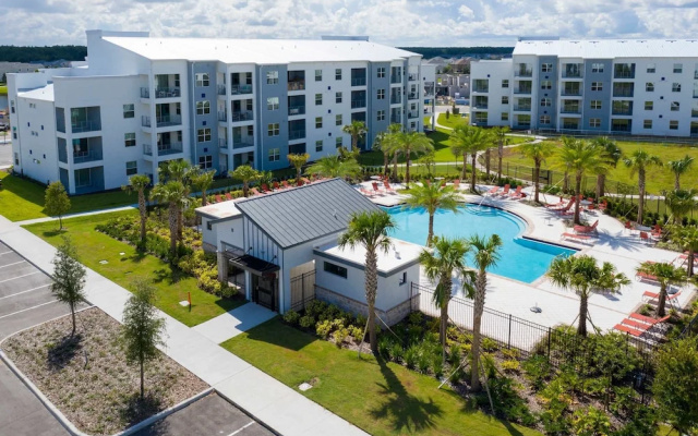Spacious 2BR Mickey Bedroom Lake View