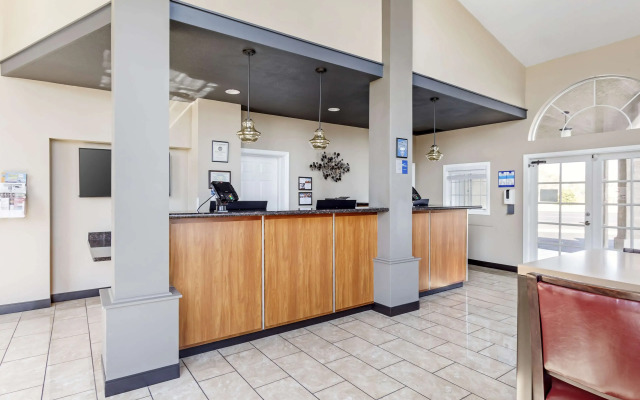 Best Western China Lake Inn