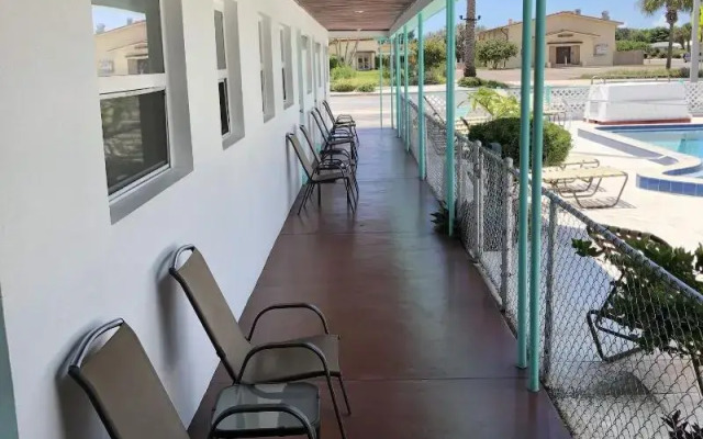 Sun Island Motel