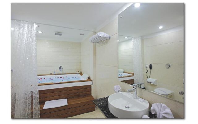 Country Inn & Suites by Radisson, Amritsar, Queens Road