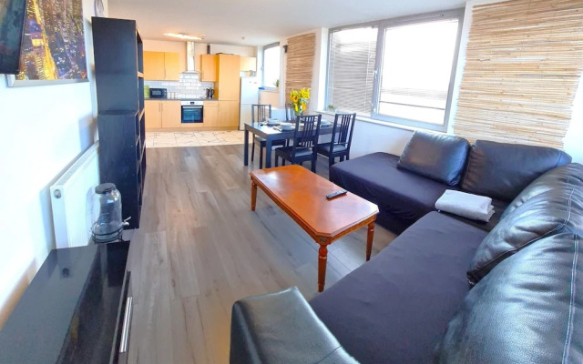 2 bedroom Central Flat with Parking