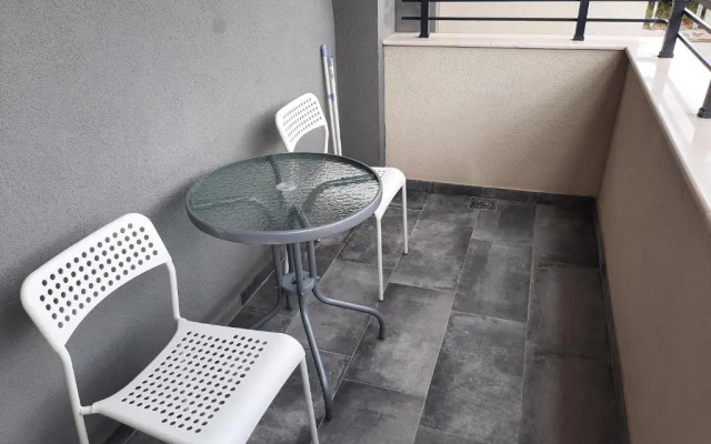 New modern 1 bedroom apartment with free parking