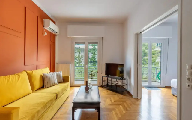 Spacious High-ceiling 2-bedroom by Acropolis Museum
