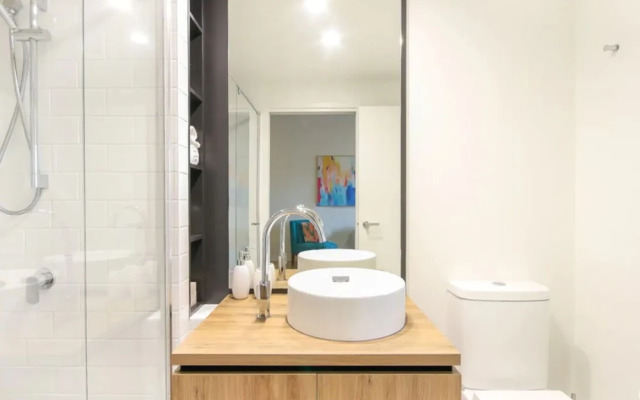 Luxury 1 Bedroom Top Floor Apartment With Balcony