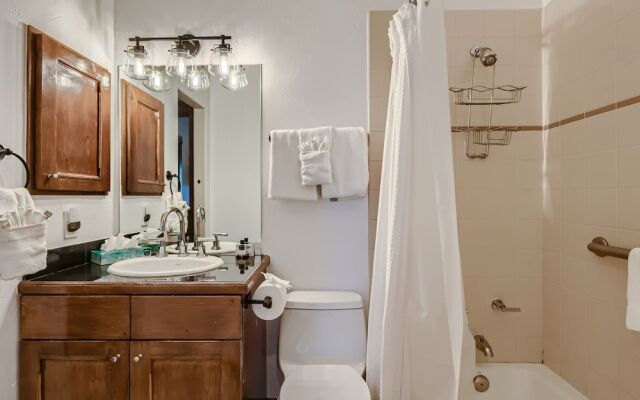 Slopeview Sanctuary 4 Bedroom Home by RedAwning