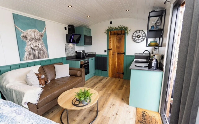 Willows Rest - 1 Bed Shepherd's Hut - Pentlepoir