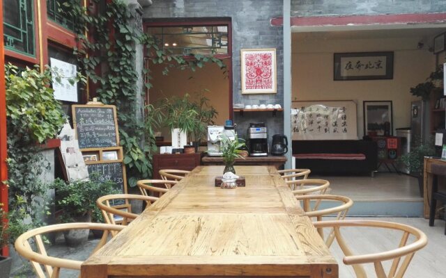 Fly By Knight Courtyard Hotel