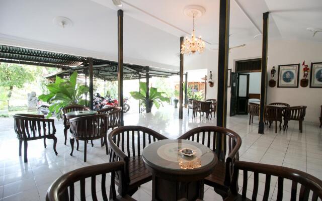 RedDoorz Plus near Alun Alun Selatan 2