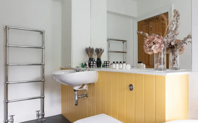 Englefield Road by Onefinestay