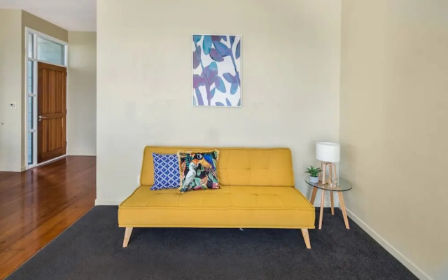 Pristine 2-bed waterfront, Karaka Bays