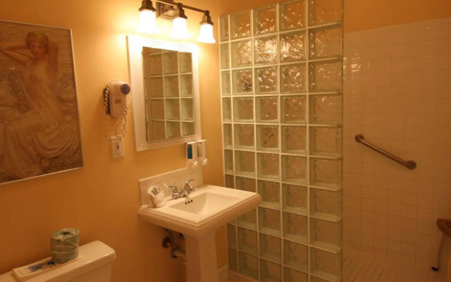 The Southernmost Inn - Adults Only