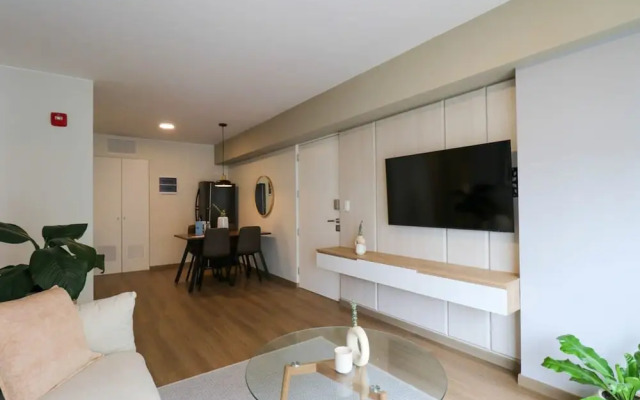 w Lively 2BR With Balcony in Miraflores