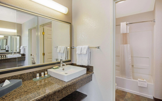 La Quinta Inn & Suites by Wyndham Las Vegas Red Rock