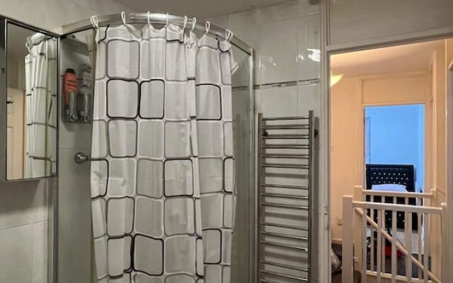 Room in House - Modern Double Room In City Centre