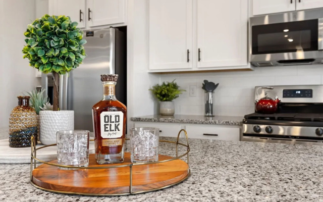 New Build W/ Great Backyard & Lake Access!