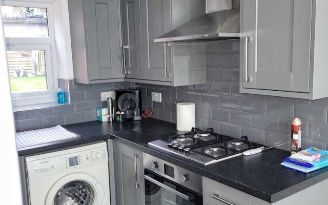 Lovely 2-bed Fully Refurbished House in London