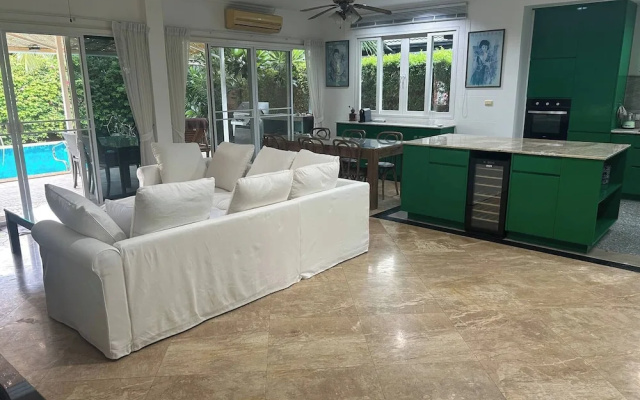 Hidden Villa Oasis Private Pool 2km to Beach&mall
