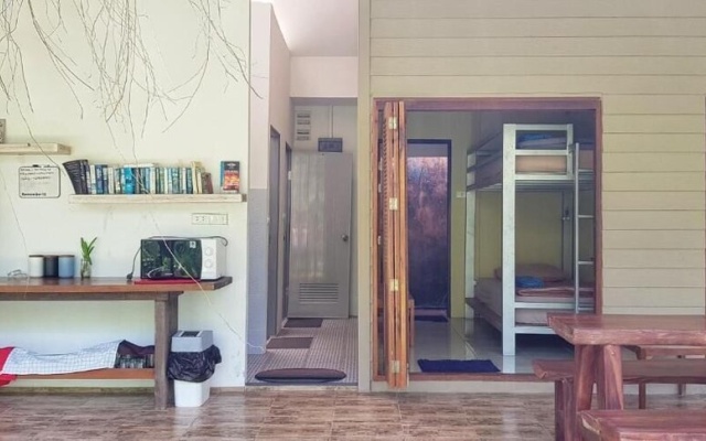Baan Hinlad Home and Hostel