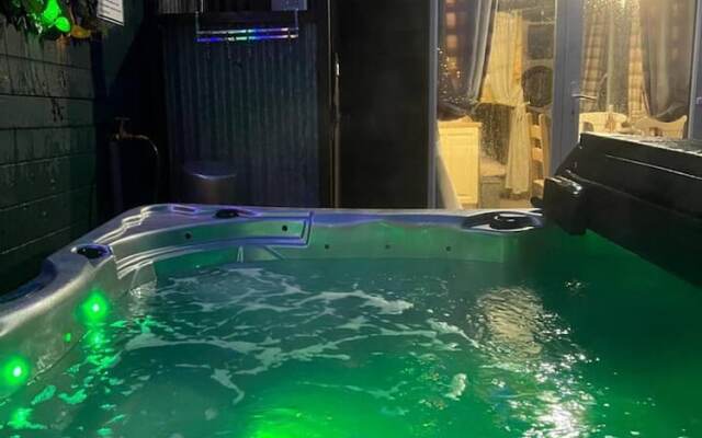 Bridie Rose - hot tub Extra Charge Exotic Animals