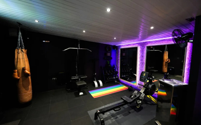 Revolver - Hostel