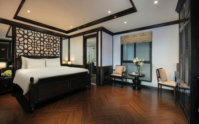 May de Ville Crown Hotel