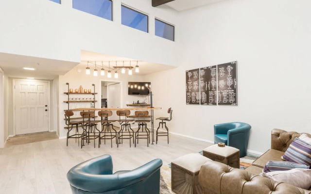 Speakeasy Condo 2 Bedroom By Casago