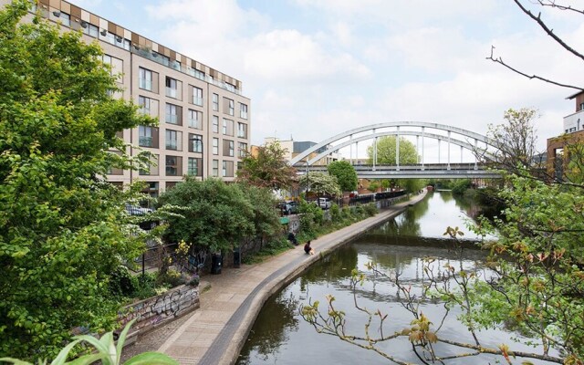 Bright and Spacious 2BR Flat in East London