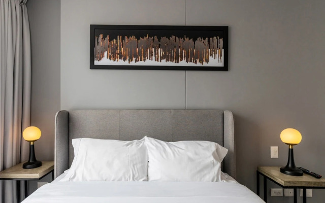 w Modern 2BR in Luxury Building in Chico