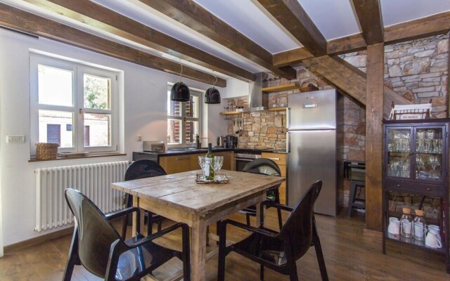 Stunning Home in Liznjan With Sauna, Wifi and 4 Bedrooms