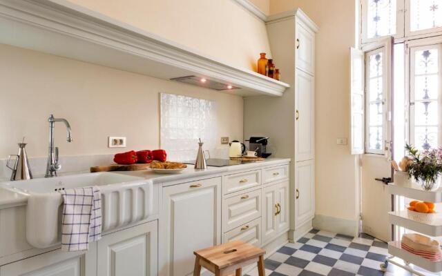 Villa Alfonso, Luxury Villa In Midtown, Parking