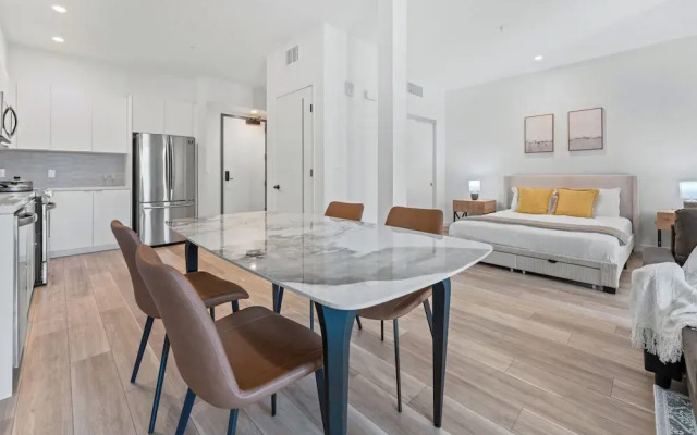 Stylish LA Studio Prime Location
