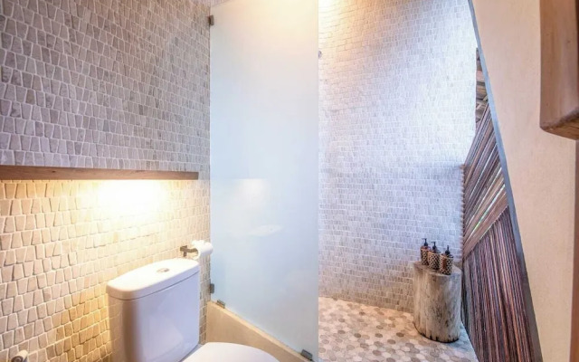 Stunning 2-br Penthouse With View, 800m to Beach