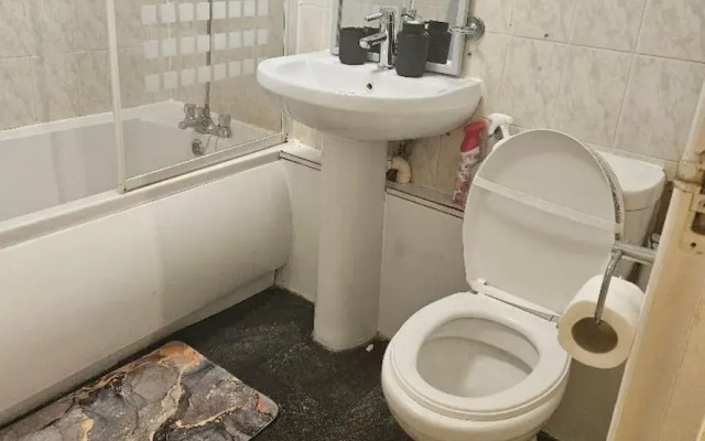 Cozy Romford Escape With Modern Amenities