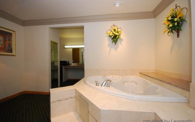 Cloverdale Wine Country Inn & Suites