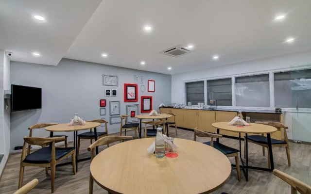 OYO Townhouse 042 Urvashi Theatre