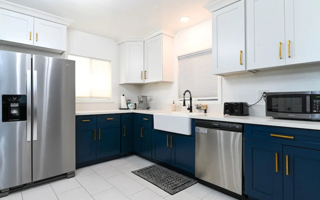Immaculate 3bdr Private Bungalow, Walk to Beach!