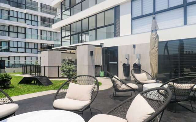 w Modern 1BR in Exclusive San Isidro