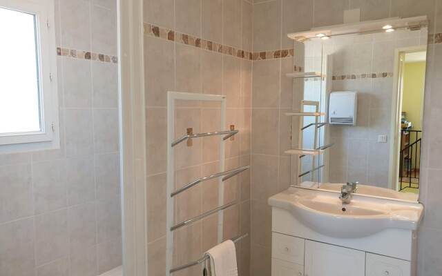 Spacious Villa Near Villemoustaussou With Pool
