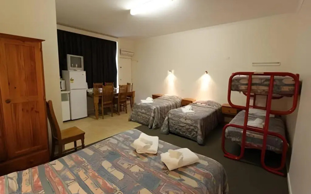 Lazy River Motor Inn