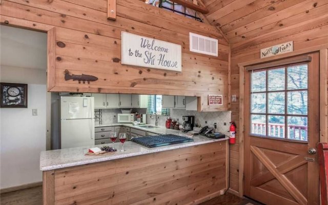 The Breathe Inn - Two Bedroom Cabin with Hot Tub