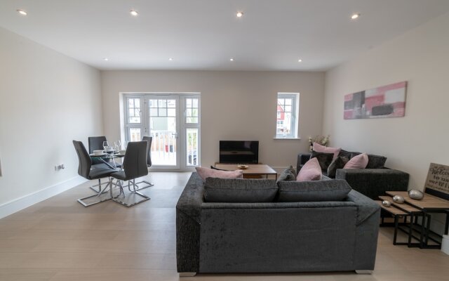 Reading Green Park Village Serviced Apt