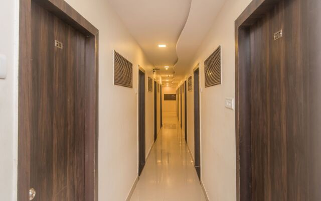 OYO 8678 Hotel Golden Nest