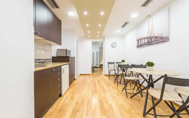 Central 3 bdrm apt for 12, Fresh Renovated!