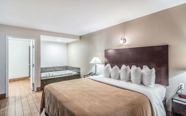 Quality Inn & Suites near Downtown Bakersfield