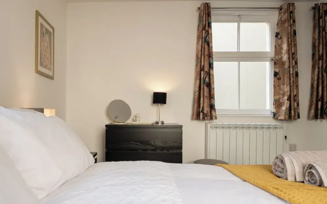 Gorgeous 1 BD in Central Cheltenham