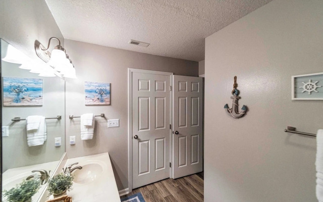 Lazy L at the Lake Chic 3 BDR Condo w/ Boat Slip