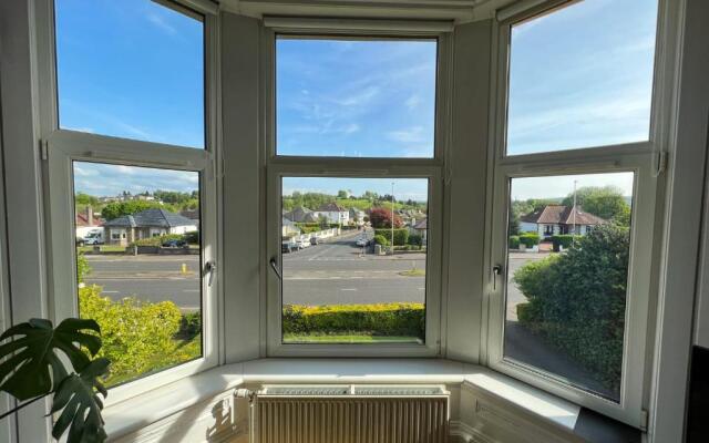 A Spacious Flat with Character - Private Car Space