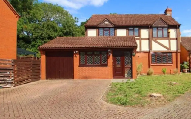 Bright and Spacious Holiday Home in Bradley Stoke