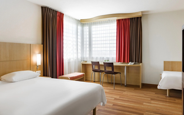 ibis Warszawa West Station