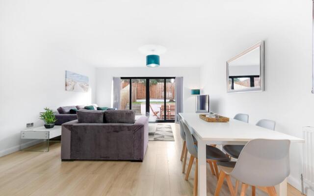 Modern 4 Bedroom House 03 With Parking in Farnham